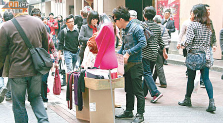 在旺角街頭，不難發現無牌小販「搵食」。