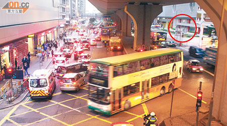 現時由林士街停車場駛出的汽車（紅圈示），必需往中環行駛才能掉頭前往西隧。