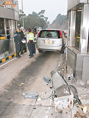 七人車失事撞毀獅隧收費亭石壆及金屬方柱。（賴南秋攝）