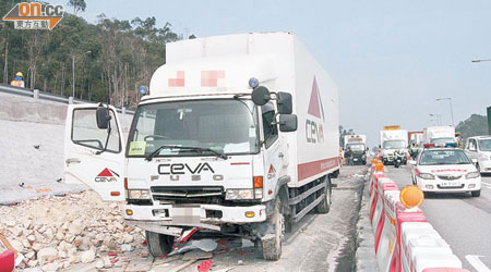 肇事貨車被拖至路邊調查。（吳欽旺攝）