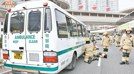 醫療輔助隊救護車疑石油氣缸漏氣冒煙，消防進行調查。（李子強攝）