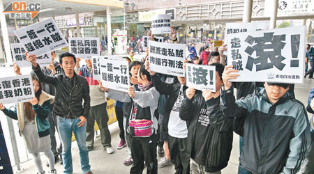 「香港自治運動」昨發起的簽名示威行動，最終變成充滿歧視的擾民行動。