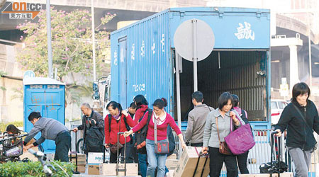 大圍成運路有大批水貨客「上貨」。（王命源攝）