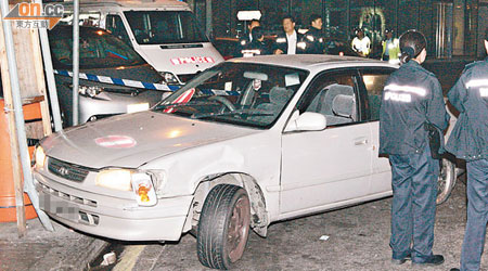 涉案私家車失事撞向路牌後停下。（楊偉嶽攝）