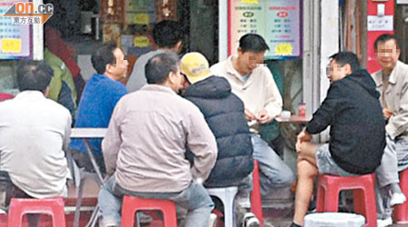 行人路上放滿枱椅，大量食客正等待用餐。