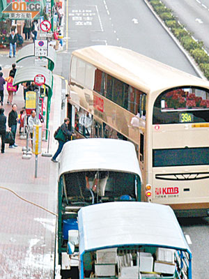 巴士受阻未能準確入站接載乘客，引起市民不滿。