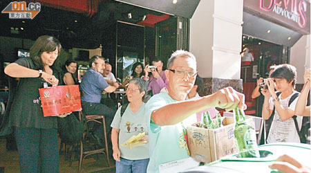 港府擬於酒精類飲品先行徵費，但有酒吧業擔心徵費後會影響市道。（資料圖片）