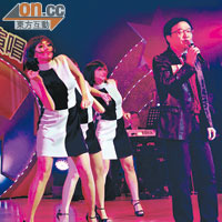 保良副主席鄭錦鐘將其首次登台表演獻畀保良，一曲《舊歡如夢》，引來哄堂掌聲。