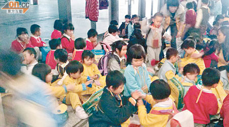 福田口岸地下設有學童集合點，卻任人自出自入。