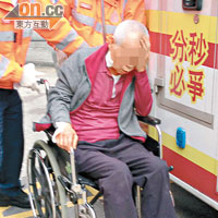 疑因報警問題打架受傷的老翁送院治理。（陳桂建攝）