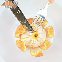 課程包括如何用刀叉削橙皮，全程十指不沾橙。