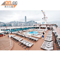 精鑽旅行號上月於新加坡翻新，戶外甲板上換上新太陽椅及重鋪泳池。