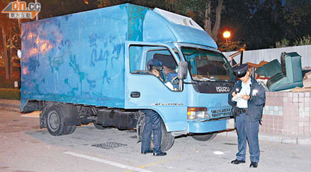 警員在猝死司機的貨車旁進行調查。 （高潤榮攝）
