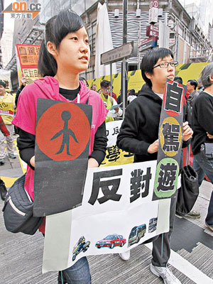 本港市民去年遊行反對粵港自駕遊計劃。（資料圖片）