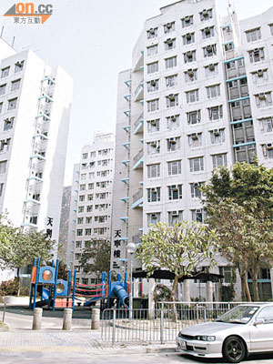 大澳龍田邨天利樓丟空多年，房署建議改裝成居屋出售。（資料圖片）