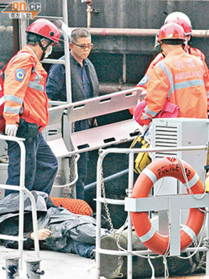 浮屍其後由另一艘水警輪運返水警基地。（趙瑞麟攝）