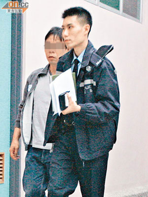 涉案男子由警員押到醫院治療。（何仲軒攝）