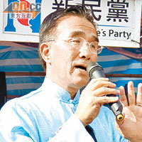 新民黨副主席田北辰（圖）率領一眾男黨員全部着淺藍色唐裝衫。