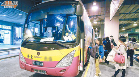 直通旅遊巴士接載內地旅客，由廣州直達本港商場。