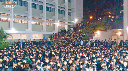 逾千名港大學生昨晚七時在中山廣場舉行集會，要求學生會會長陳冠康及評議會主席譚振聲下台。（集會召集人提供）