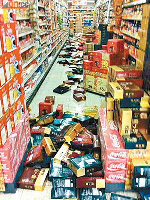 超市走廊滿布被掃冧的貨物。（讀者提供）  
