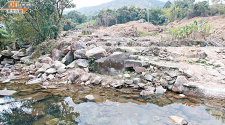 涉事地盤旁正是大埔河幹流，綠色力量擔心大雨會將鬆泥沖入河道，威脅中下游沿岸村屋。（蘇文傑攝）