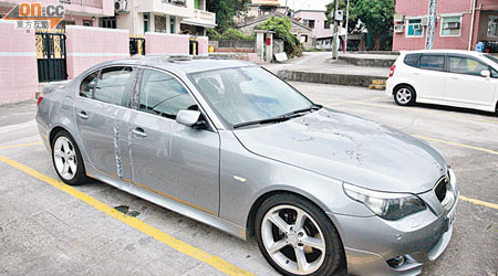 麥的寶馬房車被人淋潑起漆水刑毀。（林明強攝）