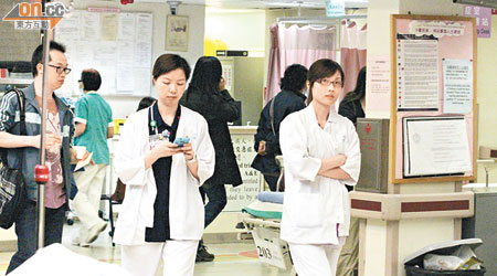醫院管理局希望透過增聘兼職醫護人員，紓緩病人逼爆急症室情況。（何天成攝）