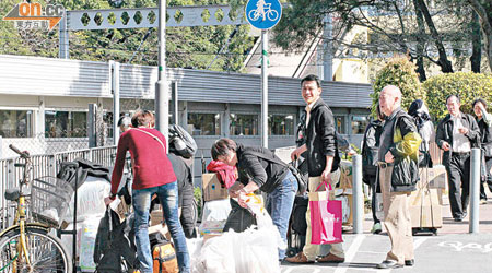 港府修例以後，水客在街上整理貨物的情景或不復見。（資料圖片）