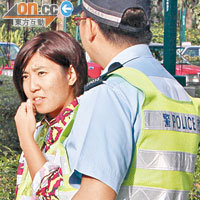 迪士尼樂園的士站女職員向警員講述意外的經過。