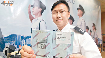 現時旅客入境時，人員需在其護照蓋印（左），未來會以列印標籤取代（右）。（羅錦鴻攝）