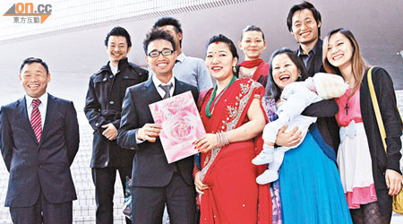 Limbu（前左）家人希望在港落地生根。(蔡綺琳攝)