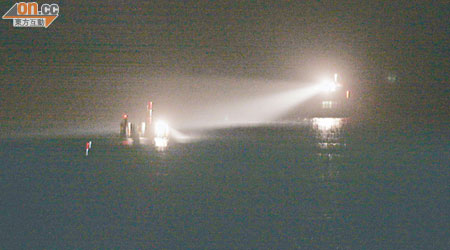 消防船及水警輪在火燒船現場搜索失蹤者。（李豪杰攝）