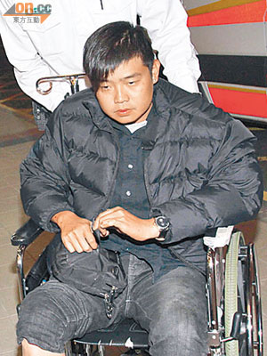 其中一名傷者坐輪椅入院治理。