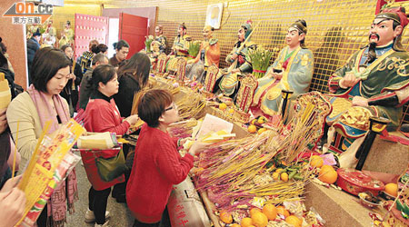 不少市民到荃灣圓玄學院攝太歲，趨吉避凶。（翁志偉攝）