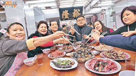 冰姐（左一）為裕隆海味店炮製豐富開年飯，八餸一湯，期望事事順境。右一吳蕙玲，右三吳偉鴻。（胡家豪攝）