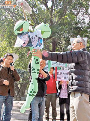 團體批評曾蔭權政府七年來「派糖」逾一千五百億元，但貧窮人口卻不減反增。（蕭毅攝）