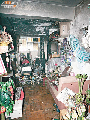 單位窗邊家具電器被燒毀，天花板及牆身熏黑。 （左錦鴻攝）