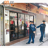 警員在拉麵店調查。（陳展鴻攝）