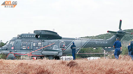 飛行服務隊一架美洲豹直升機因機件故障，需停泊在大鴉洲等候維修。（黃子源攝）