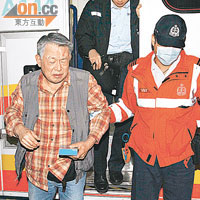 被劫的士司機李耀隆（左）當時額頭受傷。