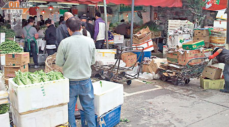 店舖佔用公共泊車位，食環署雖作多次檢控，問題仍然未解決。