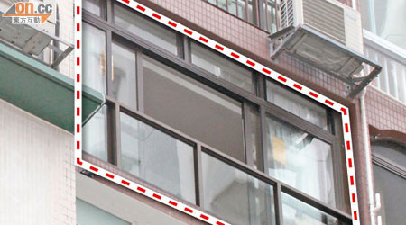 何建宗的單位露台曾作大幅改動（紅框示），將鐵欄拆除改裝玻璃圍欄及加建玻璃趟門。（蘇文傑攝）