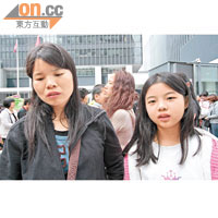 劉伊川（右）與媽媽（左）皆希望政府可提供學習支援津貼。