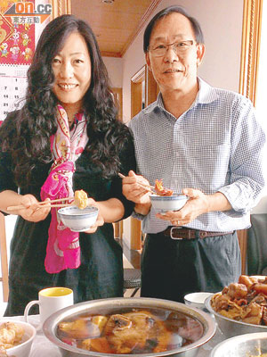 梁志祥（右）同太太曹宏燕在家中以屏山九大簋同盆菜款客。（鄧湄攝）