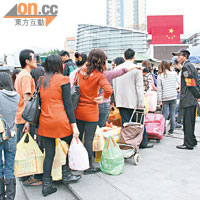 中英街沙頭角內地關口大排長龍，水客及顧客帶着大包細包港貨進入深圳。