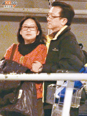 譚秉源（右）與陳秀美（左）同遊日本，本月六日晚返港時遭傳媒揭發，兩人當時狀甚親暱。