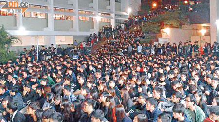 早前逾千名港大生在中山廣場集會，要求學生會會長下台。（資料圖片）