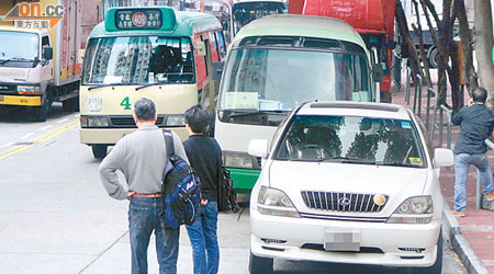 專線小巴站經常有車輛違規停泊，阻礙乘客上落。