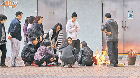 死者家屬在現場焚燒香燭冥鏹拜祭。（鄭家如攝）